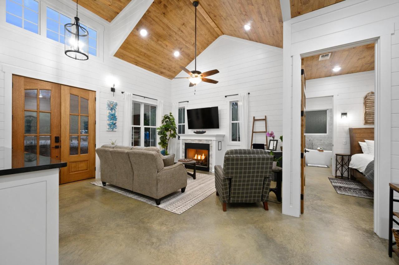 הוילה ברוקן בו Bella Luna Cabin - Cozy Farmhouse Cabin, Private Deck, Swing Set, Fire Pit, Hot Tub מראה חיצוני תמונה